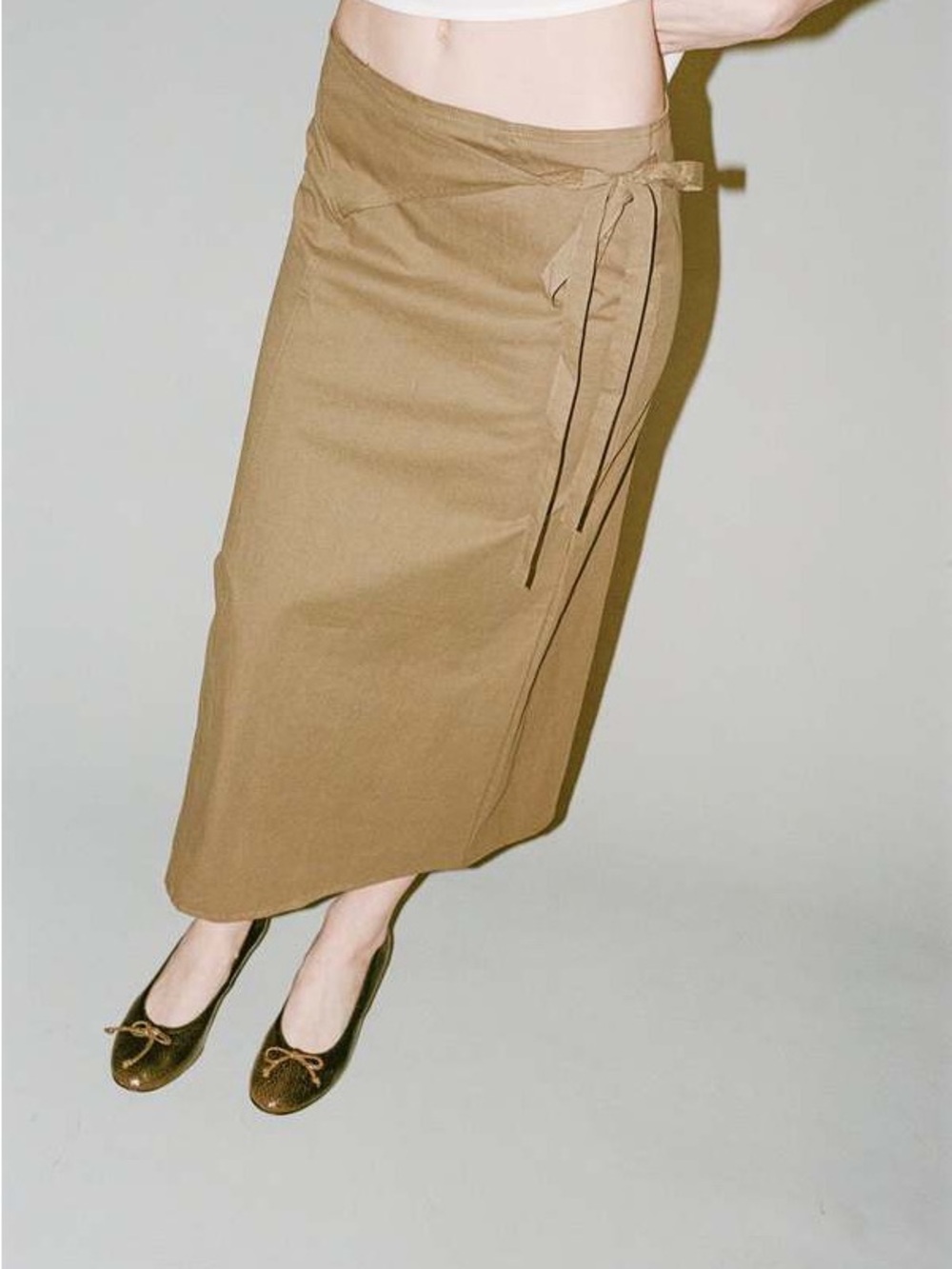the cotton wrap skirt by Deiji Studios in black - Picture 2 of 6